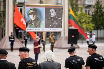 Nepriklausomybės aikštėje minimos 80-osios Birželio sukilimo metinės Nepriklausomybės aikštėje minimos 80-osios Birželio sukilimo metinės