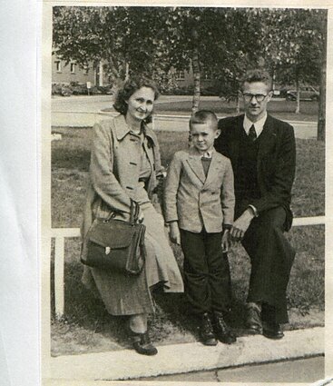 A. Janutos seneliai ir tėtis 1949 m. gegužę Vokietijoje laukia įlaipinimo į laivą, nuplukdysiantį į JAV