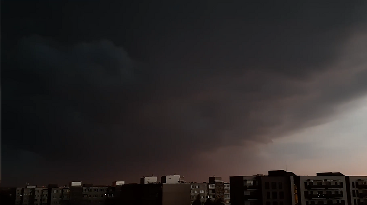 Po kaitros per visą Lietuvą ritasi škvalas: plaukia gatvės, lūžta medžiai, dangų apgaubė juodi debesys