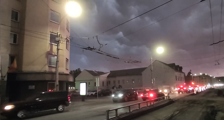 Dangus tapo įspūdingai baugus – škvalo debesys pasiekė ir Kauną