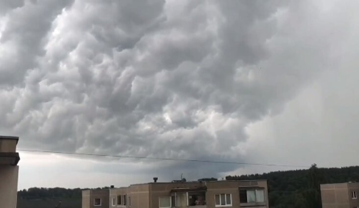 Audros debesys pasiekė Vilnių: nors aptemo grėsmingai, lietaus sulaukta nedaug