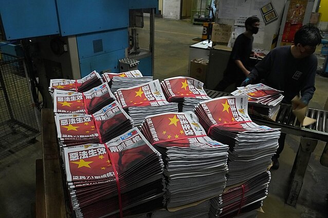 Honkonge išleistas paskutinis „Apple Daily“ numeris: dienraštis skelbia tapęs tironijos auka
