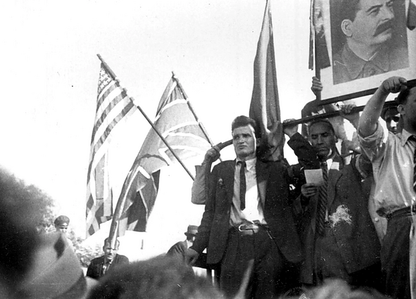 Бухарест приветствует советские войска, август 1944 года. Слева – будущий коммунистический диктатор Румынии Николае Чаушеску, тогда – молодой активист компартии