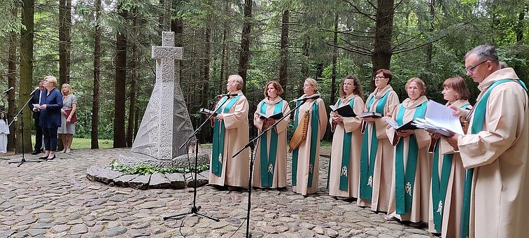 Prieš 80 metų Rainiuose nužudyto politinio kalinio anūkė: iki šiol šis miškelis – atvira žaizda