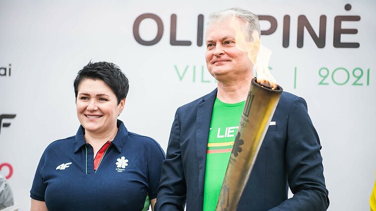 Olimpinės dienos renginyje apsilankęs Nausėda įžiebė olimpinę ugnį ir užsimovė bokso pirštines