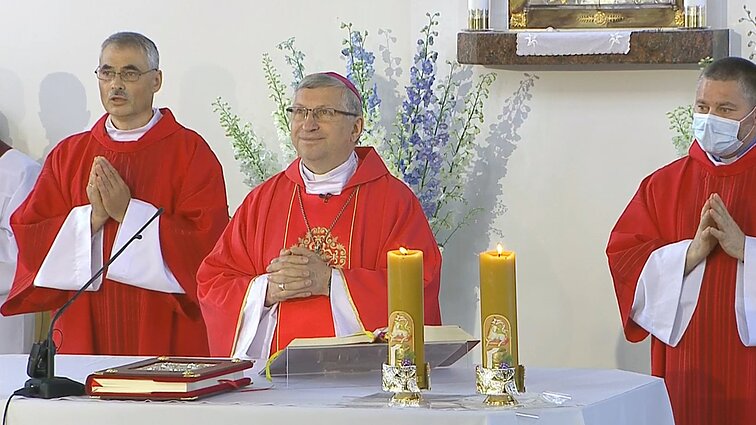 Šv. Mišios iš Kryžių Švč. Mergelės Marijos Rožinio Karalienės koplyčios. Mišias aukoja vyskupas Norvila