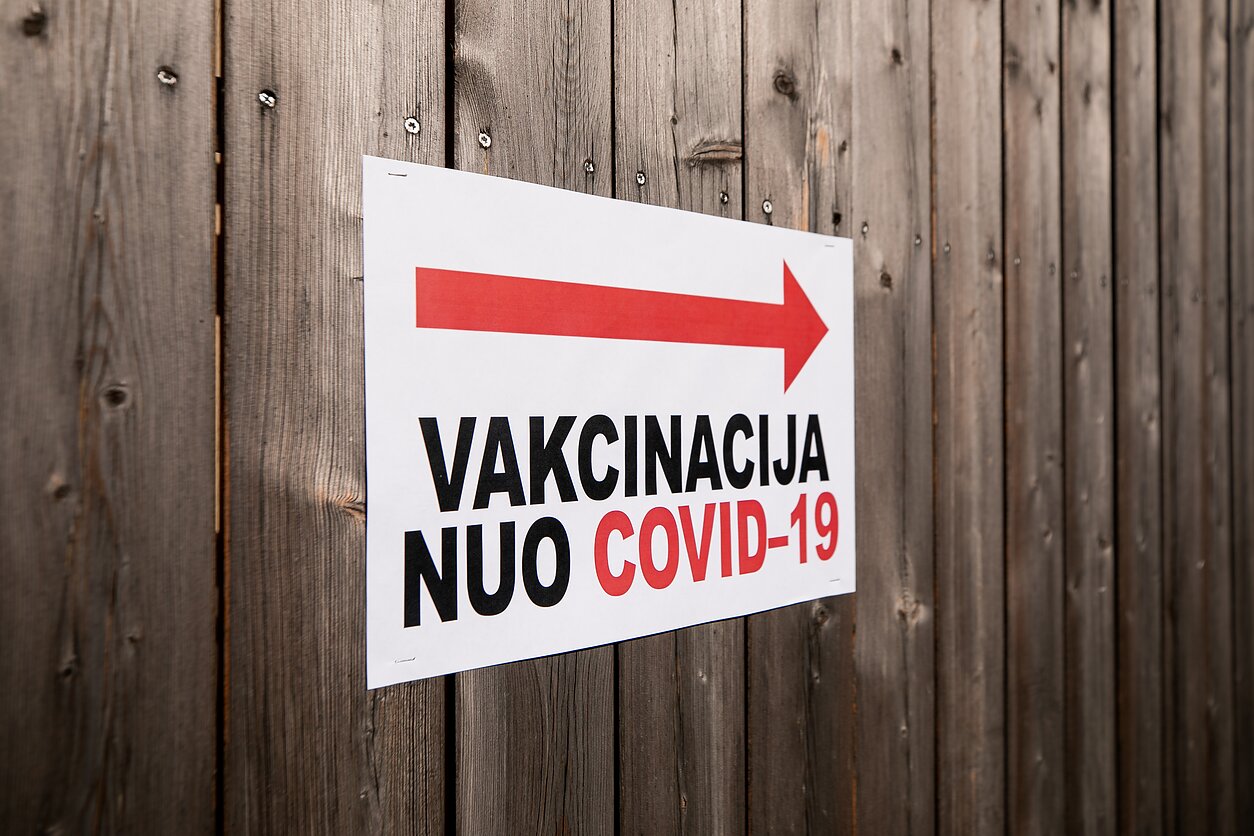 A sign pointing towards a vaccination centre