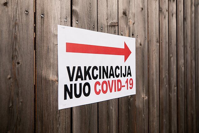 A sign pointing towards a vaccination centre