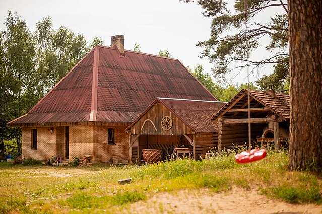 Varėnos rajone, Krūminių kaime, veikiančios „Lietuvos Didžiosios Kunigaikštytės plytinės“ gamintų plytų galima pamatyti daugelyje Lietuvos pilių, dvarų ir bažnyčių. Varėnos rajone, Krūminių kaime, veikiančios „Lietuvos Didžiosios Kunigaikštytės plytinės“ gamintų plytų galima pamatyti daugelyje Lietuvos pilių, dvarų ir bažnyčių.