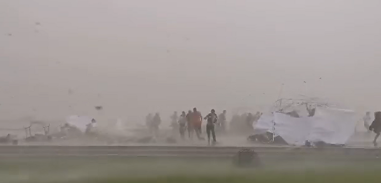 Stipri audra Zapyškyje nemenkai išgąsdino šventės dalyvius: pakilęs vėjas draskė palapines, nešiojo įvairius daiktus