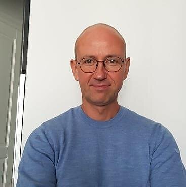 Tarp praeities ir ateities. „Pasakyk, ką galvoji apie skausmą, ir aš pasakysiu, kas tu esi.“ Pokalbis su filosofu Sauliumi Geniušu