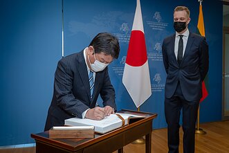 Landsbergis su Japonijos užsienio reikalų ministru Vilniuje aptarė bendradarbiavimo perspektyvas Landsbergis su Japonijos užsienio reikalų ministru Vilniuje aptarė bendradarbiavimo perspektyvas