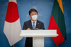 Landsbergis su Japonijos užsienio reikalų ministru Vilniuje aptarė bendradarbiavimo perspektyvas Landsbergis su Japonijos užsienio reikalų ministru Vilniuje aptarė bendradarbiavimo perspektyvas