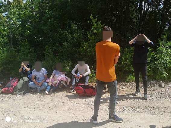 Neteisėtai sieną kirtę migrantai