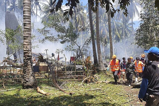 Filipinų pietuose užsidegęs lėktuvas nusinešė mažiausiai 31 gyvybę