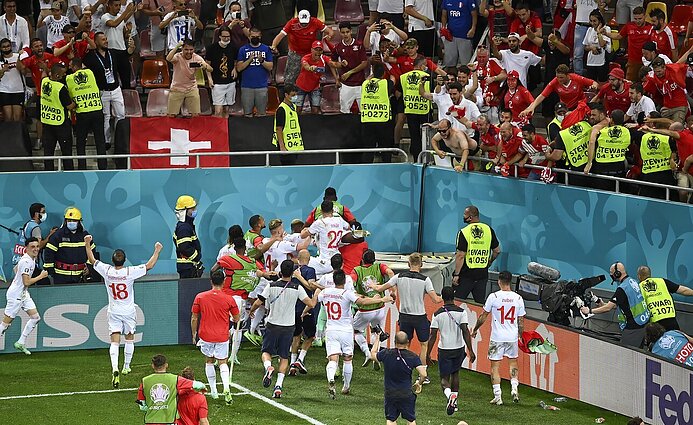 „EURO 2020“ ne tik džiugino, bet ir susargdino sirgalius: pabuvę rungtynėse, daugybė jų užsikrėtė COVID-19