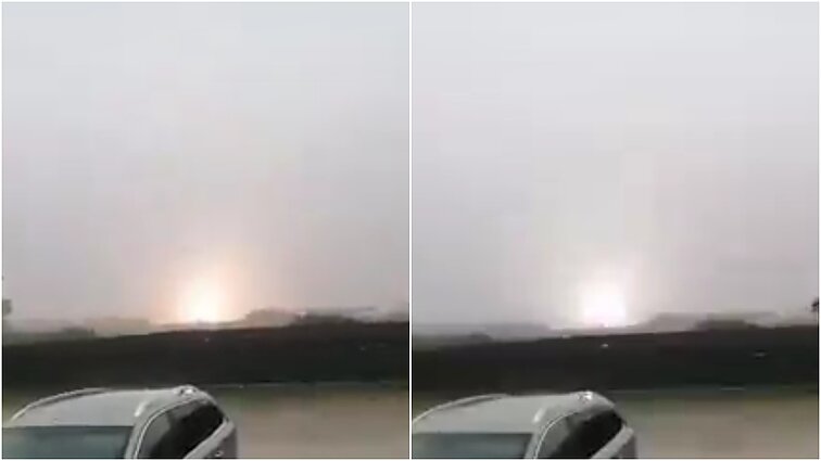 Smarki liūtis pajūryje palydėta su žaibais: kretingiškis užfiksavo galingą žaibo smūgį į medį