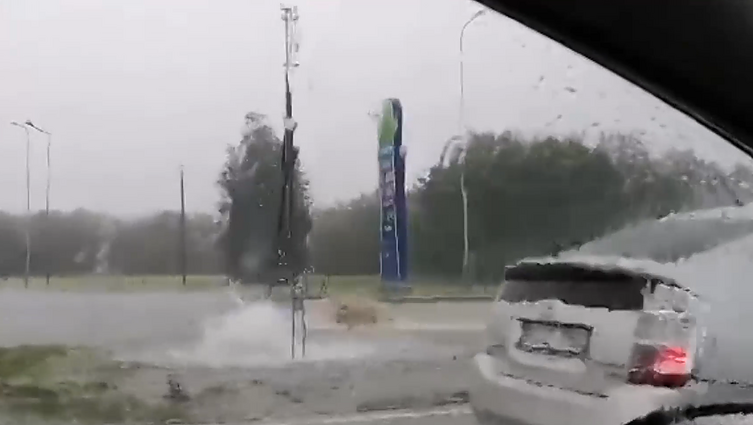 Patvino gatvės ir šaligatviai: Vilnių skalauja galinga liūtis