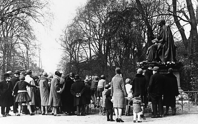Žmonės mini Hanso Christiano Anderseno 125-ąsias gimimo metines prie paminklo Kopenhagoje, Danijoje, 1930 m. balandžio 4 d.