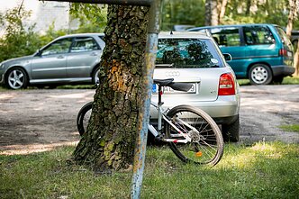 Automobiliai kiemuose