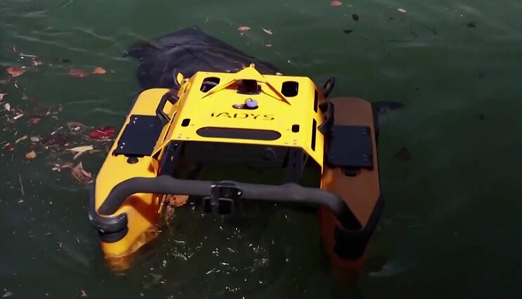 Uosto švarą užtikrina robotas: vandens paviršių valo kaip neįprastas siurblys