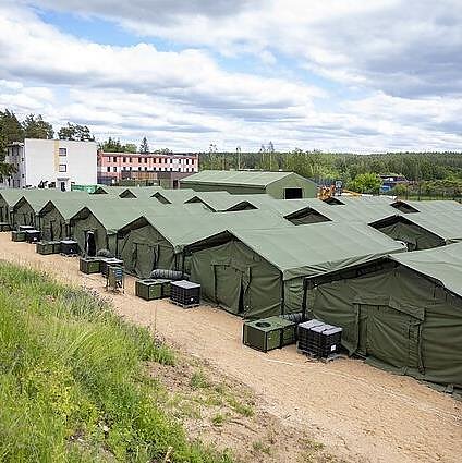 BNS nuotr., Palapinių miestelis migrantams Pabradėje .