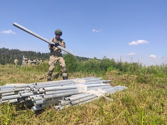 Lietuvos kariai pasienyje su Baltarusija pradėjo tiesti spygliuotos vielos užtvarą
