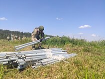 Lietuvos kariai pasienyje su Baltarusija pradėjo tiesti spygliuotos vielos užtvarą