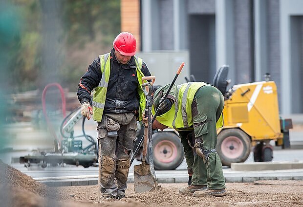 Žinios. Ekonomistai: darbuotojų trūkumas jau gresia tapti ne vien pavienių įmonių rūpesčiu, bet visos ekonomikos
