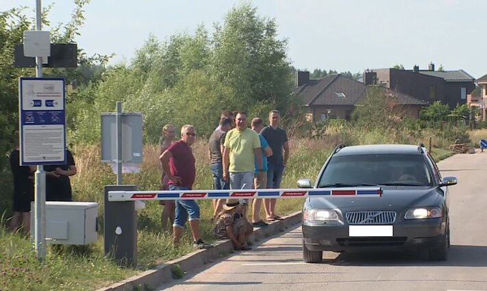 Gyventojai tapo įkaitais – namo vedantis kelias priklauso verslininkui, jis už pravažiavimą reikalauja susimokėti