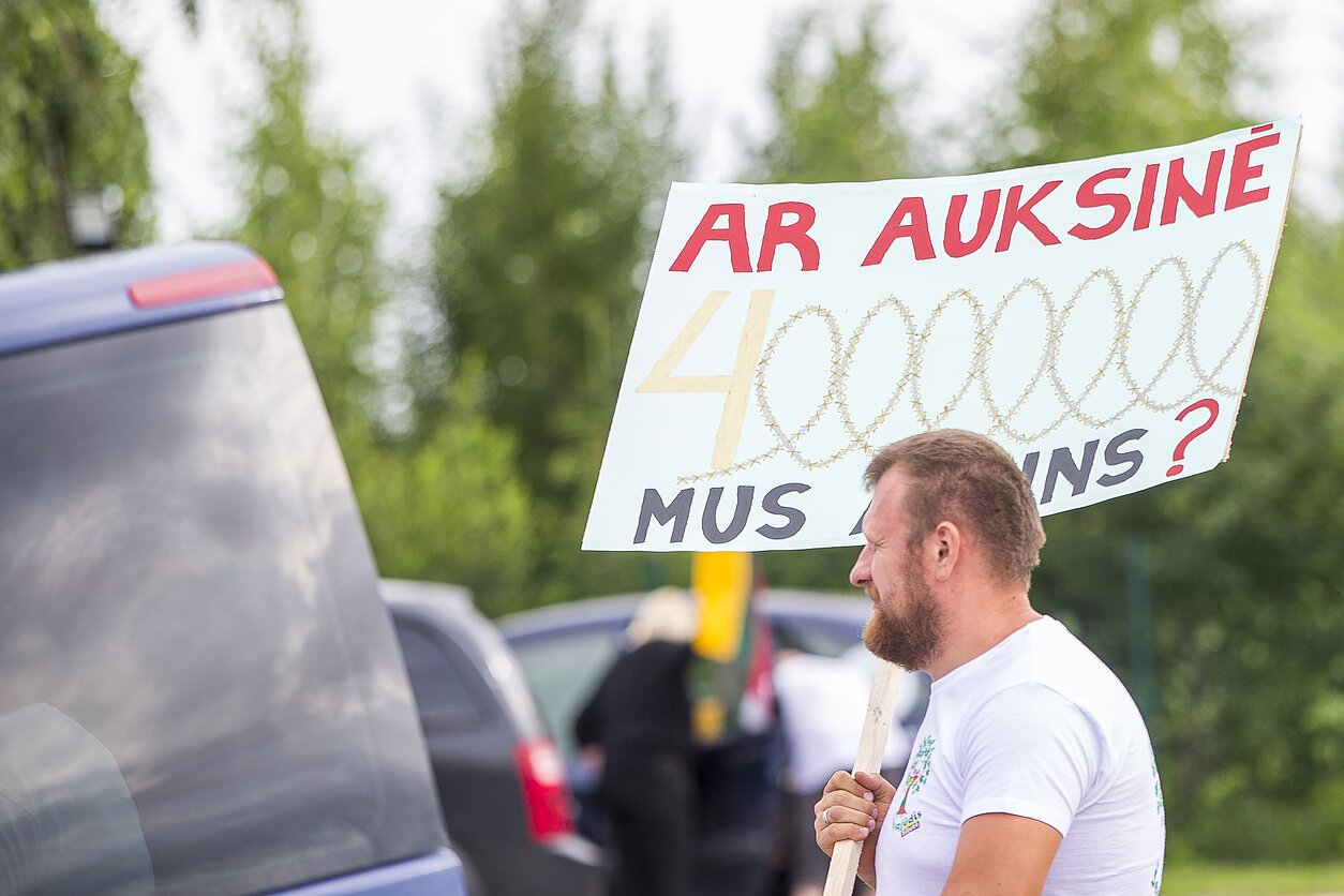 Pusantro šimto žmonių pasienyje protestavo prieš migrantų atvykimą