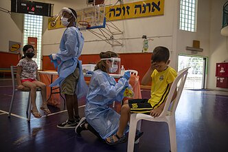 Vaikai skiepijami dėl COVID-19 Izraelyje (asociatyvi nuotr.) Vaikai skiepijami dėl COVID-19 Izraelyje (asociatyvi nuotr.)