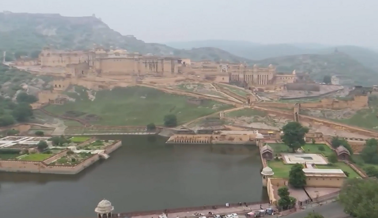 Pražūtingos audros Indijoje: į Amero tvirtovę trenkęs žaibas pražudė mažiausiai 18 žmonių