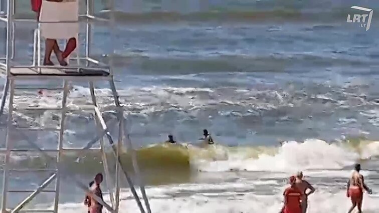 Poilsiautojai pajūryje vis dar netiki, jog gali nuskęsti, ir moja ranka į gelbėtojų perspėjimus