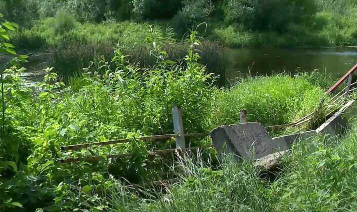 Savaitgalį į Dubysą prie Ariogalos nukrito dalis tilto: vietiniai teigia, kad griūties buvo galima laukti