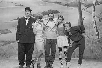 Studijoje filmavimo metu (iš kairės): Kostas, Gabija Jaraminaitė, Vytautas Kernagis, Neringa Varnelytė, Darius Auželis Studijoje filmavimo metu (iš kairės): Kostas, Gabija Jaraminaitė, Vytautas Kernagis, Neringa Varnelytė, Darius Auželis