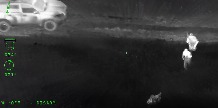 Trečiadienio naktį VSAT sraigtasparnio filmuotoje medžiagoje fiksuoti du sienos pažeidėjai: iš viso sulaikyti 57 neteisėti migrantai