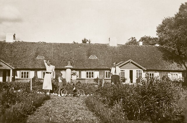 Užvenčio dvaras apie 1937 metus. Nuotraukoje: Kazimieras Smilgevičius su žmona Danute