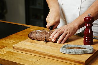 Vytaras Radzevičius gamina senovinę duonos sriubą Vytaras Radzevičius gamina senovinę duonos sriubą