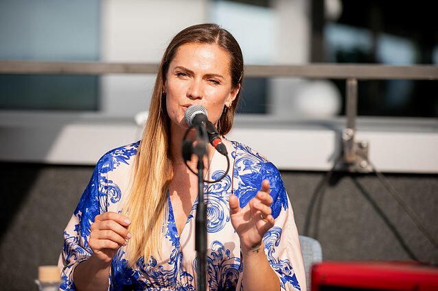 Jurga Šeduikytė ir psichologas Gintaras Šmatavičius pristatė knygą „Lipt stogais ir žiūrėt žemyn“ Jurga Šeduikytė ir psichologas Gintaras Šmatavičius pristatė knygą „Lipt stogais ir žiūrėt žemyn“