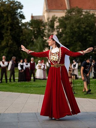 Mergina šoka totorių liaudies šokį
