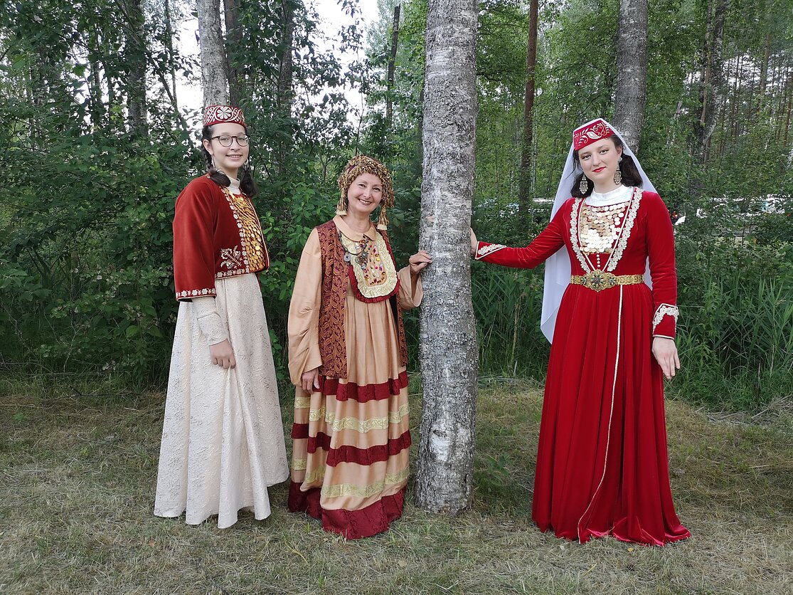 Totorės tautiniais drabužiais, viduryje – Almina