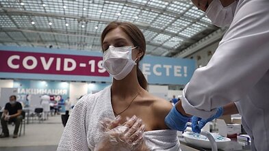 Вакцинация в России идет не столь быстрым темпом, на который рассчитывали власти Вакцинация в России идет не столь быстрым темпом, на который рассчитывали власти