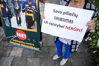 Protestas prieš neteisėtų migrantų apgyvendinimą Dieveniškėse Protestas prieš neteisėtų migrantų apgyvendinimą Dieveniškėse