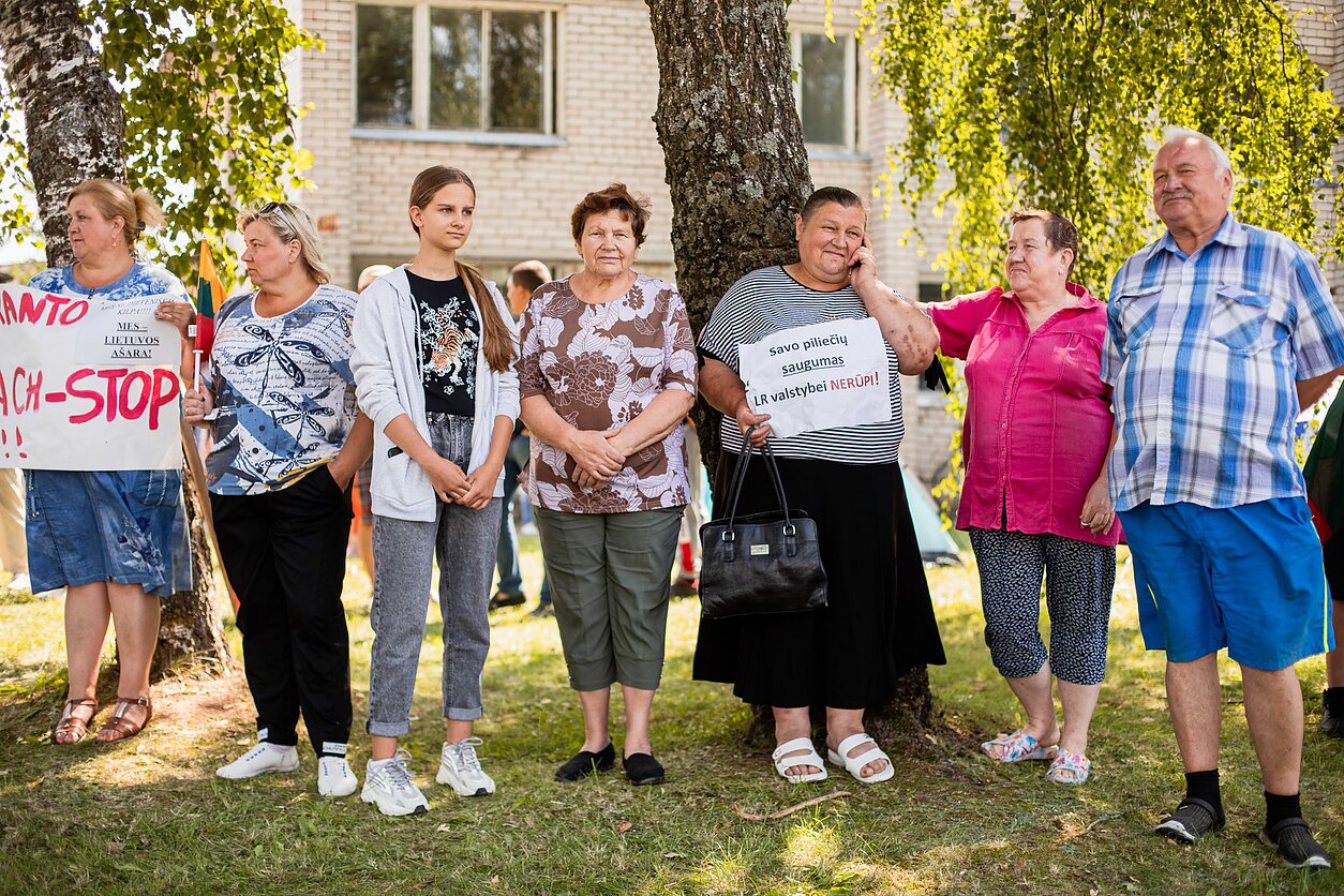 Protest in Dieveniškės against plans to open a migrant centre. Protest in Dieveniškės against plans to open a migrant centre.