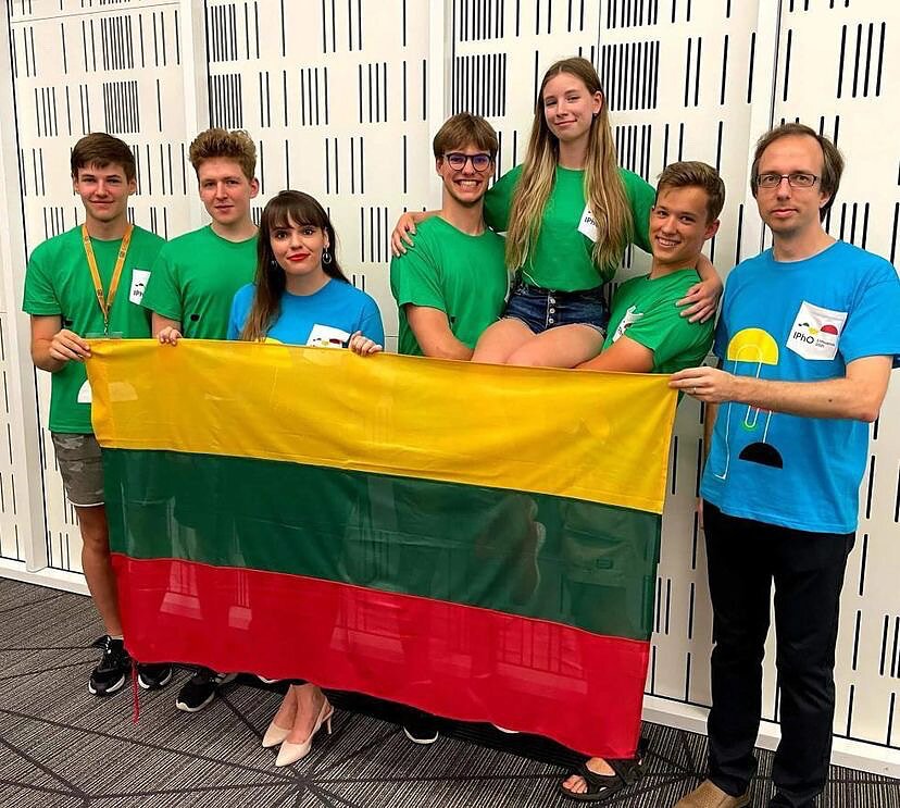 Lietuvių komanda su vadovais
