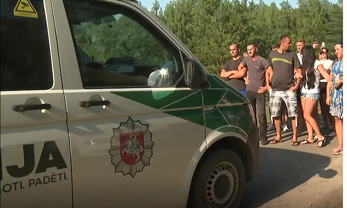 Migrantų problema kiršina visuomenę: gyventojai užblokavo kelią į Rūdninkų poligoną