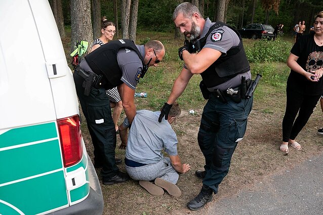 Policininkai patraukė žmones nuo įvažiavimo į Rūdninkų poligoną: iškviesti medikai, bet sužeistųjų per susistumdymą nėra