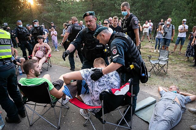 Žinios. Rūdninkuose – protestai prieš migrantų apgyvendinimą: kelis kartus teko įsikišti pareigūnams
