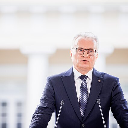 LRT RADIJO žinios. Prezidentas kol kas nemato būtinybės skelbti nepaprastąją padėtį dėl migrantų krizės